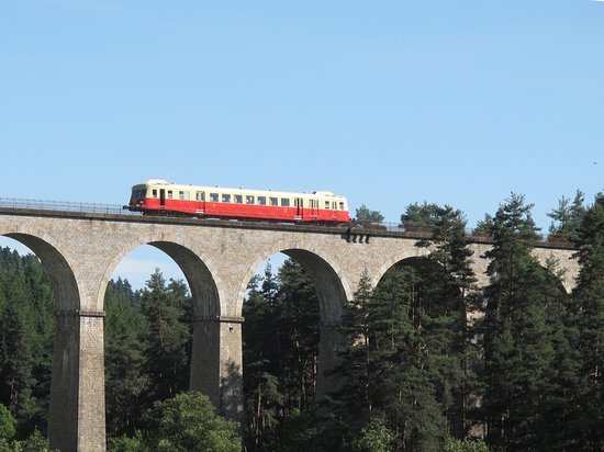 Autorail du Chemin de Fer du Haut-Forez à Estivareilles (42), sur le viaduc de Pontempeyrat